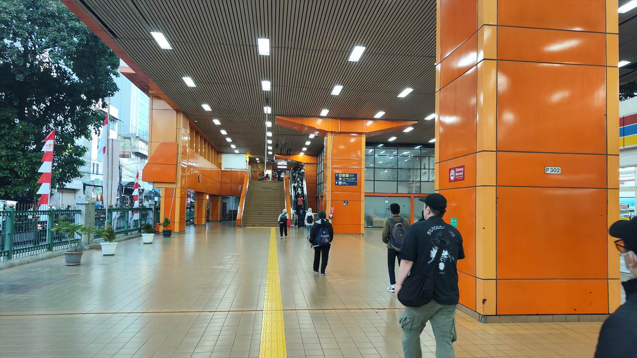 マンガブサール駅 入口