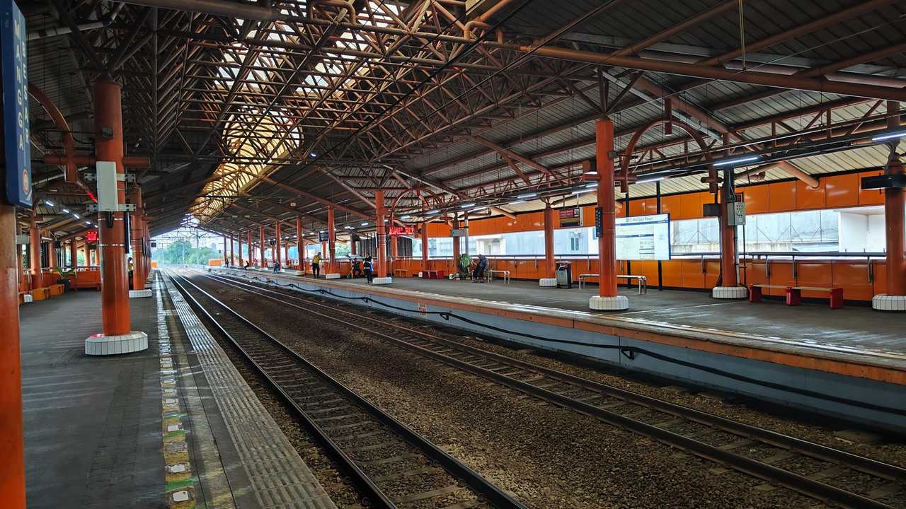 マンガブサール駅 ホーム