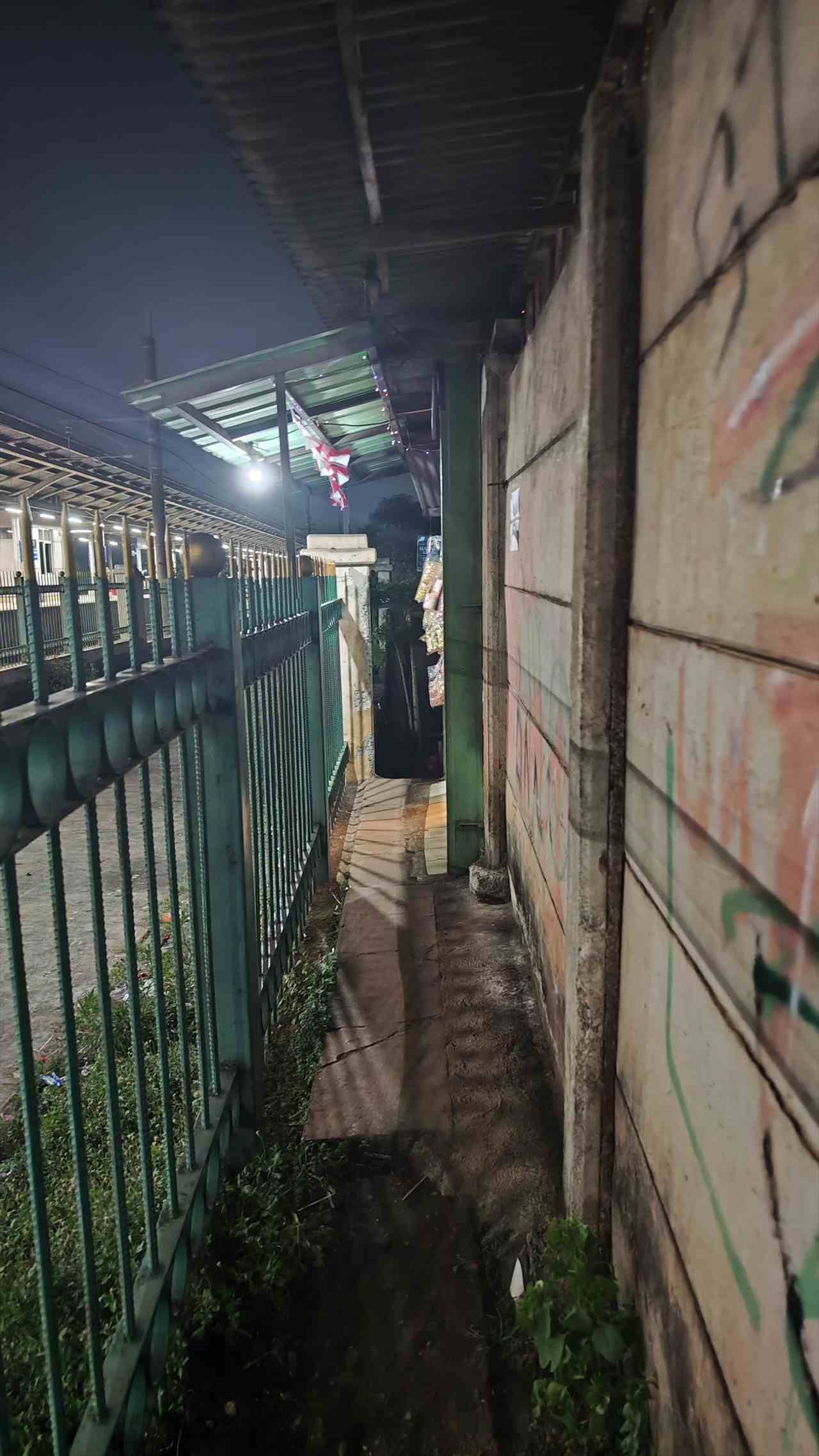 チビトゥン駅 18 細い道 4