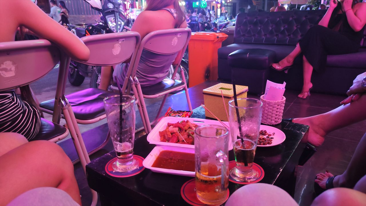 プノンペン・リバーサイドのガーリーバー前を歩くと