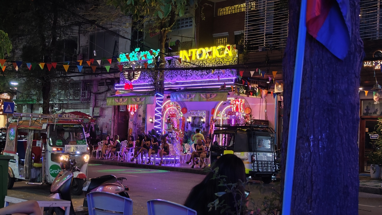 プノンペン・リバーサイド・ガールズバー バー娘のチョイスについて ちょっと過激なバー