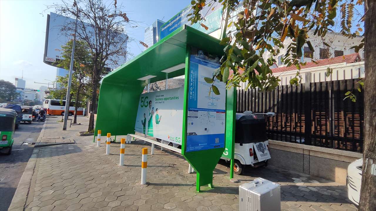 プノンペン 保健科学大学バス停