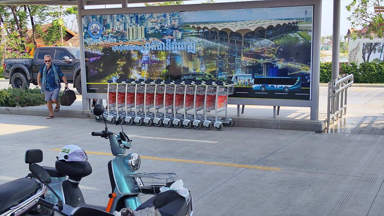 プノンペン エアポートエクスプレス テチョ国際空港降車バス停 カート
