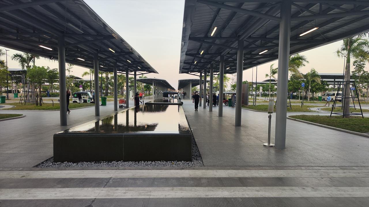 テチョ国際空港のバス停へ(1)