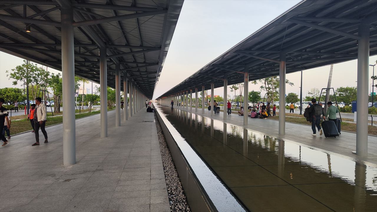 テチョ国際空港のバス停へ(3)