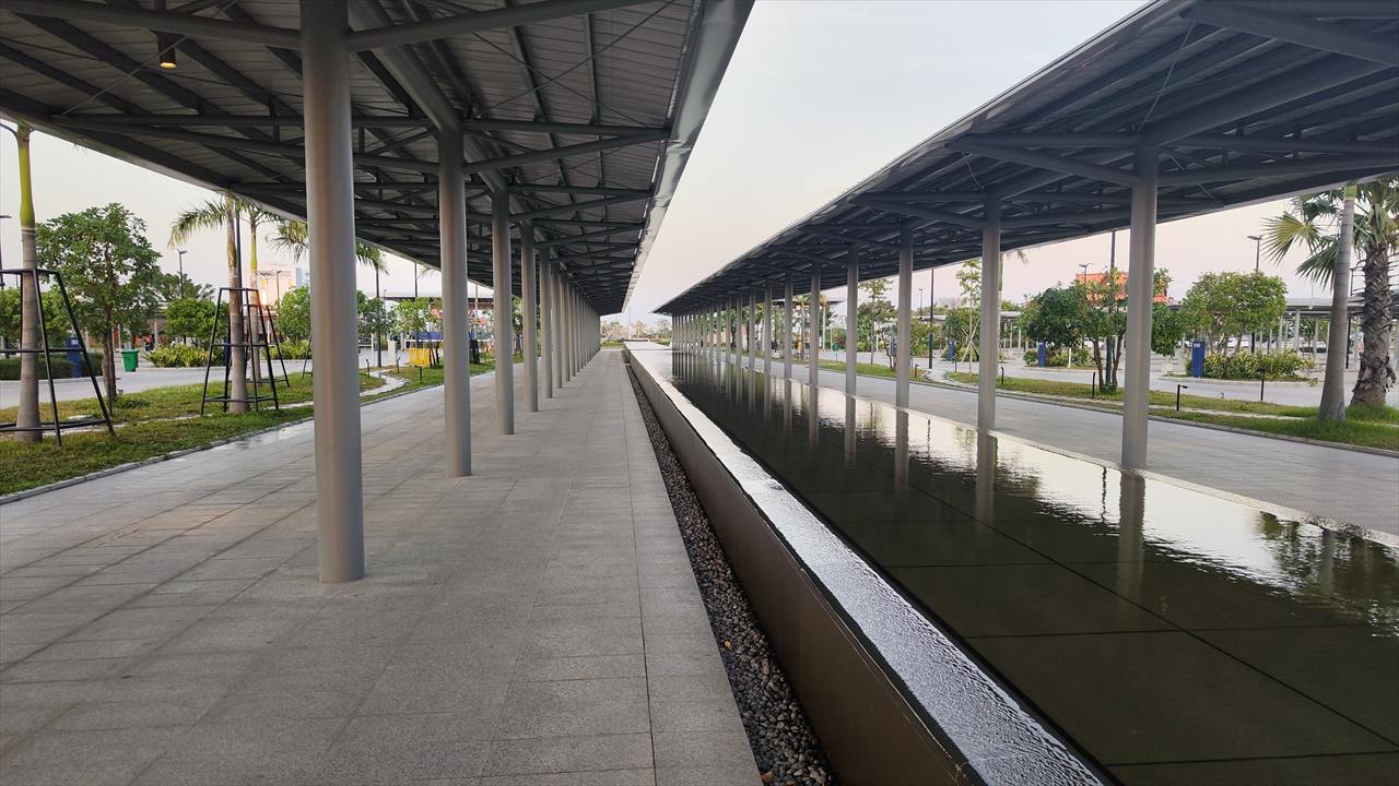 テチョ国際空港のバス停へ(5)