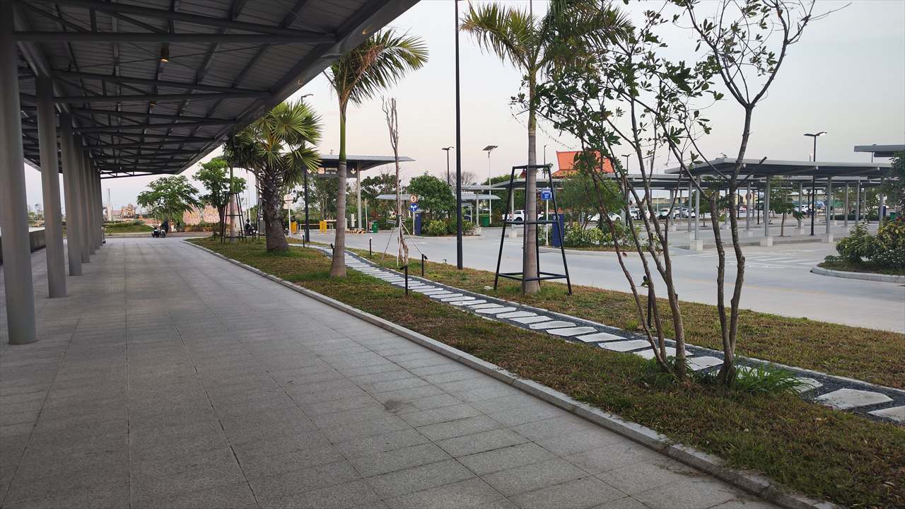 テチョ国際空港のバス停へ(6)