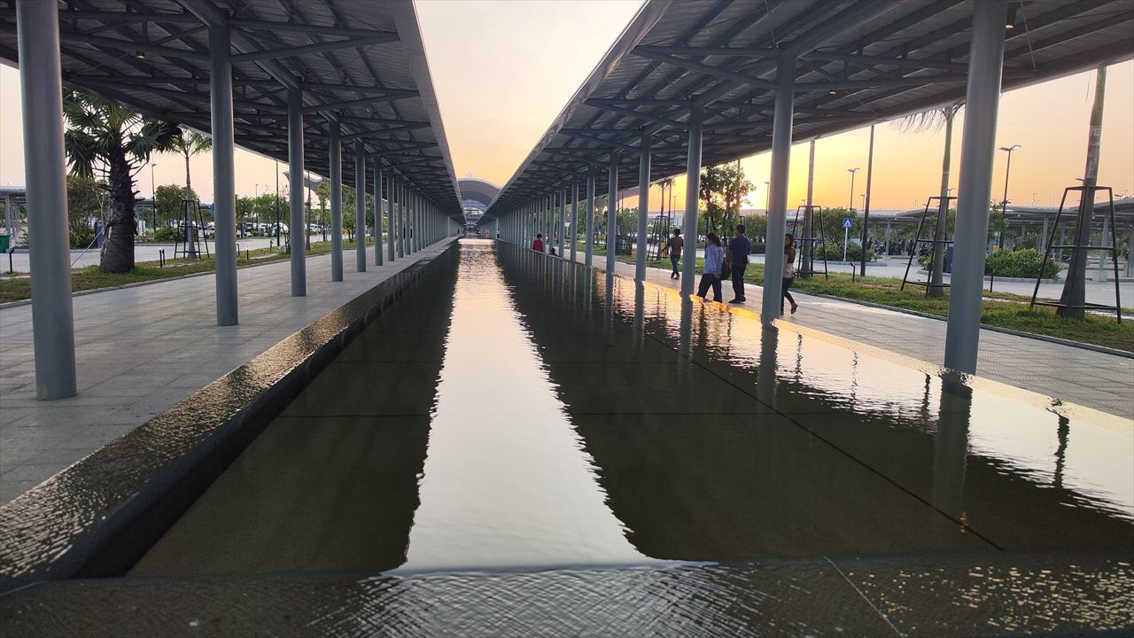 テチョ国際空港のバス停へ(振り返る)