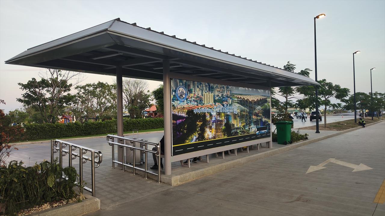 テチョ国際空港のバス 乗り場後方