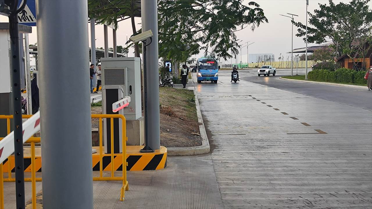 テチョ国際空港のバス 降り場