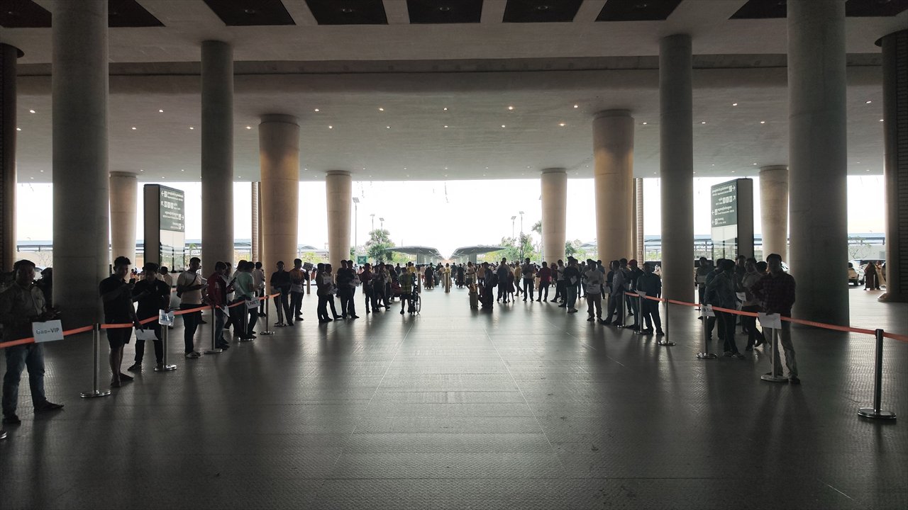 テチョ国際空港のバス 空港出口