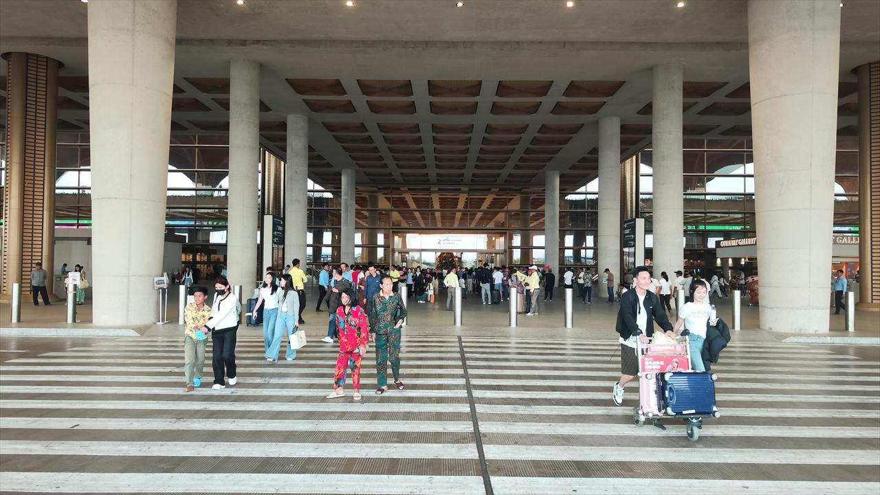テチョ国際空港のバス 横断歩道 1