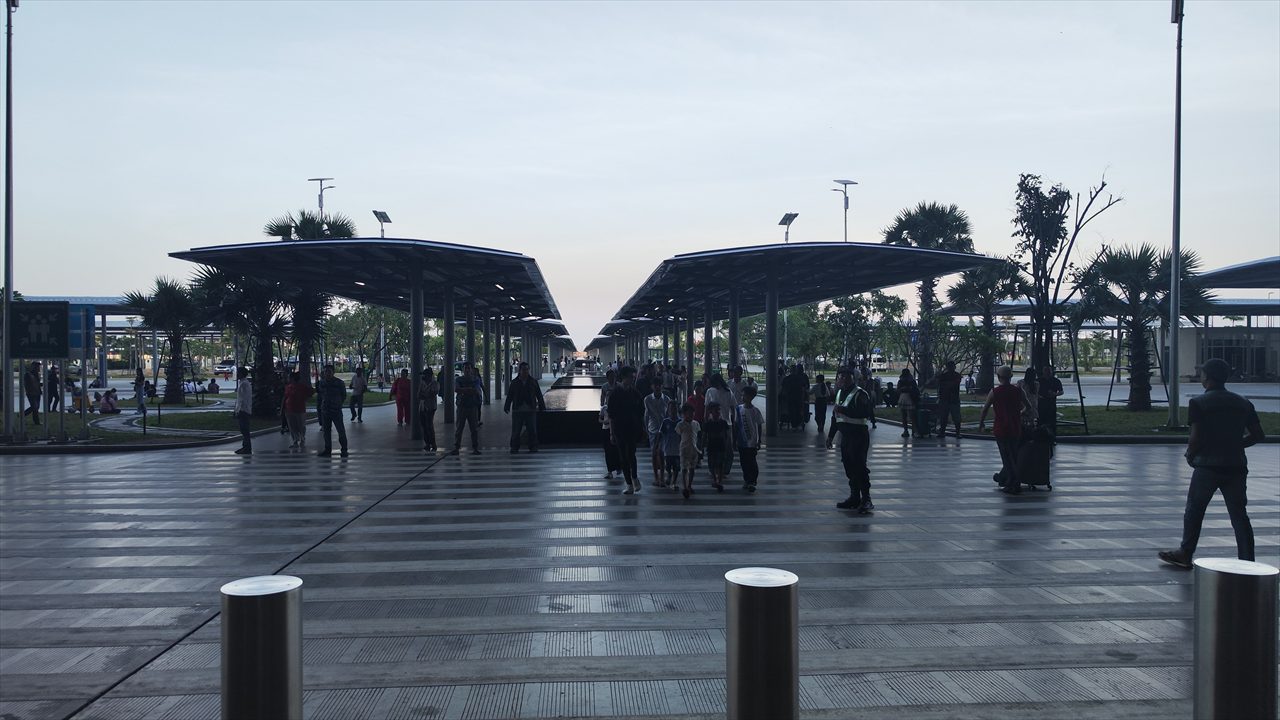 テチョ国際空港のバス 横断歩道 2