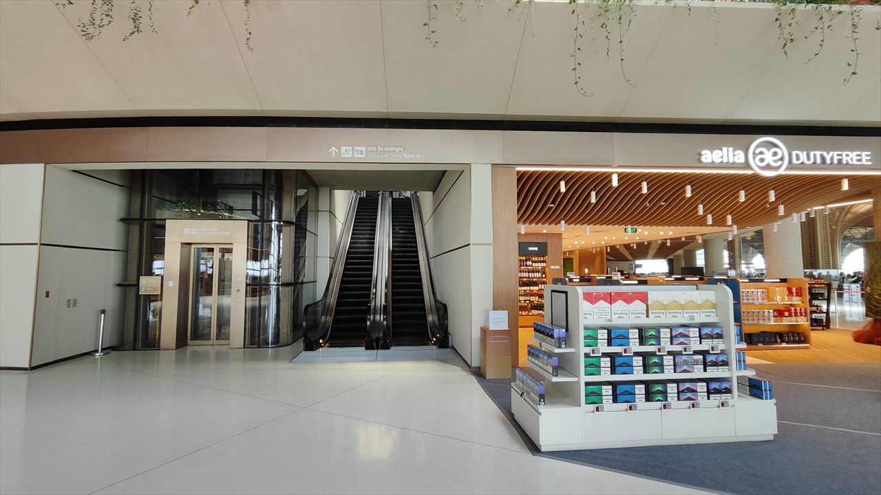 プノンペンの空港 プライオリティパス ラウンジ（エスカレーター）