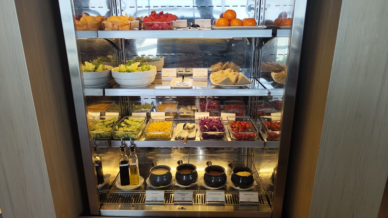 プノンペンの空港 プライオリティパス ラウンジ（サラダバー）