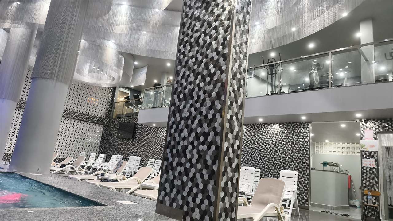 One Park Massage Steam Sauna Spa (１階から見上げる)