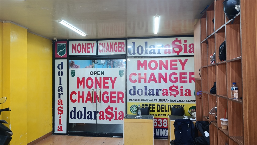 ジャカルタの両替所（Dolarasia Money Changer Gajah Mada）店舗外観