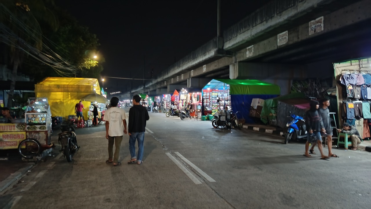 d'primahotel ITC Mangga Dua (夜間の通り)