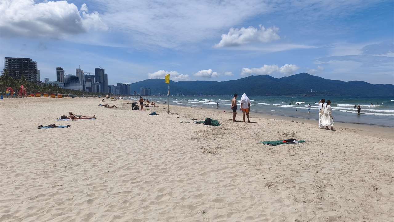 ダナン滞在 旅行記DAY2（昼のミーケビーチ左）