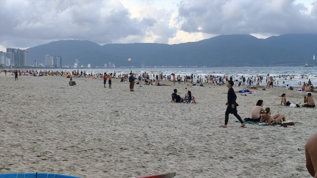 ダナン滞在 旅行記DAY3（夕方のミーケビーチ左）
