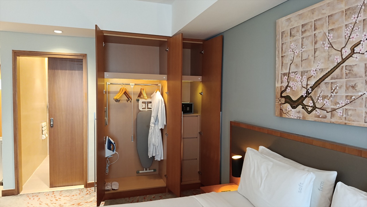 Holiday Inn & Suites Jakarta Gajah Mada By IHG (クローゼット)