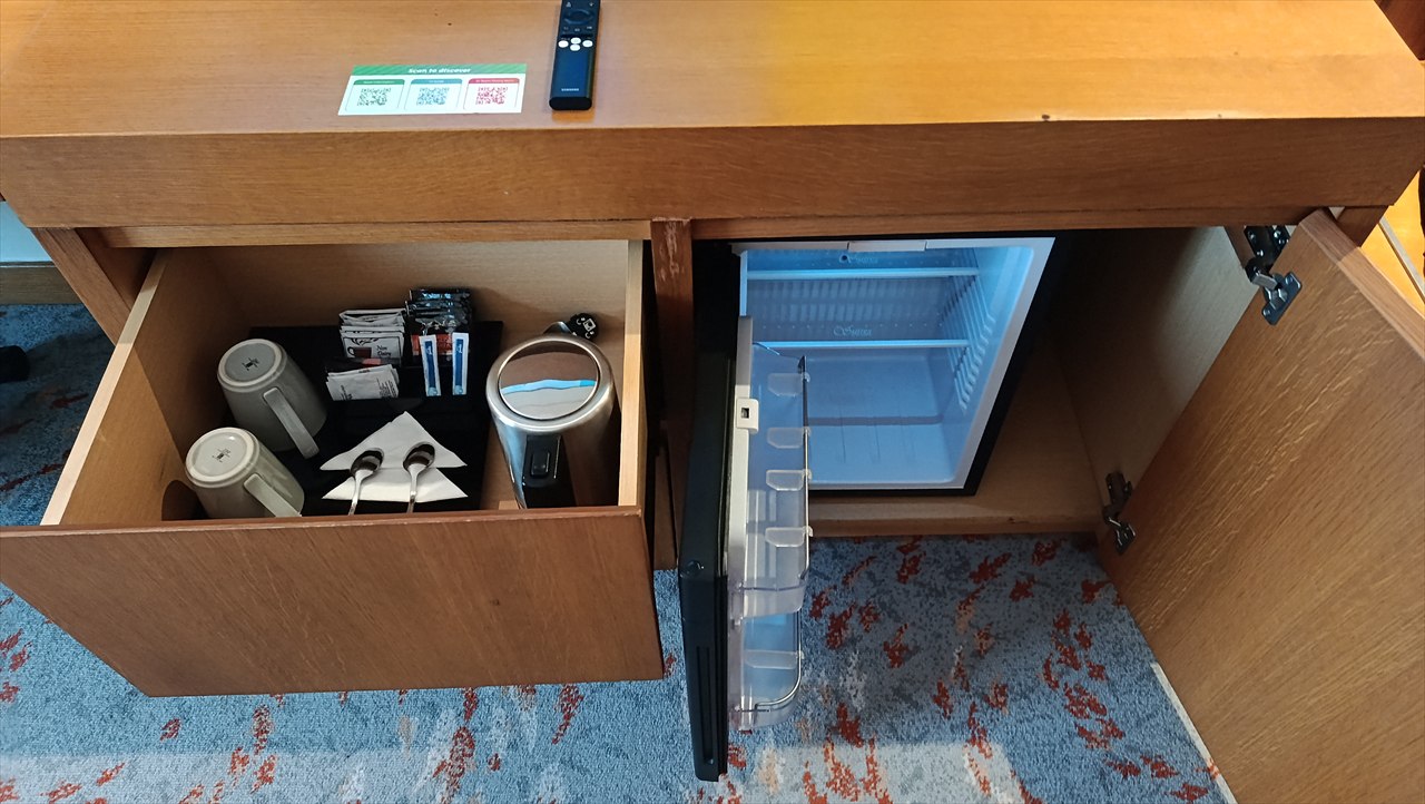 Holiday Inn & Suites Jakarta Gajah Mada By IHG (冷蔵庫＆アメニティ)