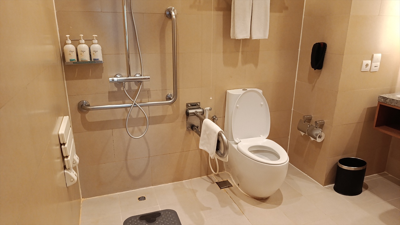 Holiday Inn & Suites Jakarta Gajah Mada By IHG (トイレ＆シャワー)