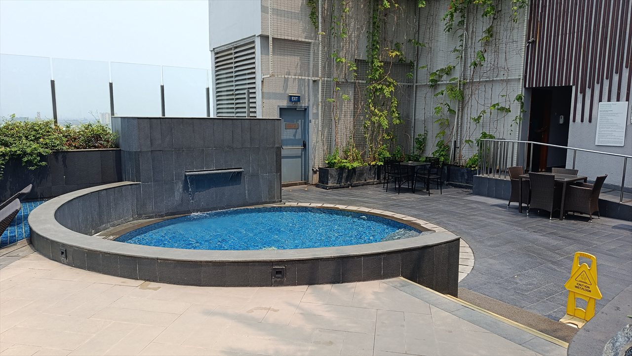 Holiday Inn & Suites Jakarta Gajah Mada By IHG (プール２)