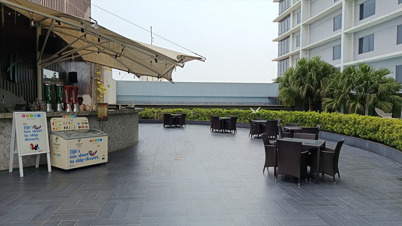 Holiday Inn & Suites Jakarta Gajah Mada By IHG (プールサイドのバー)