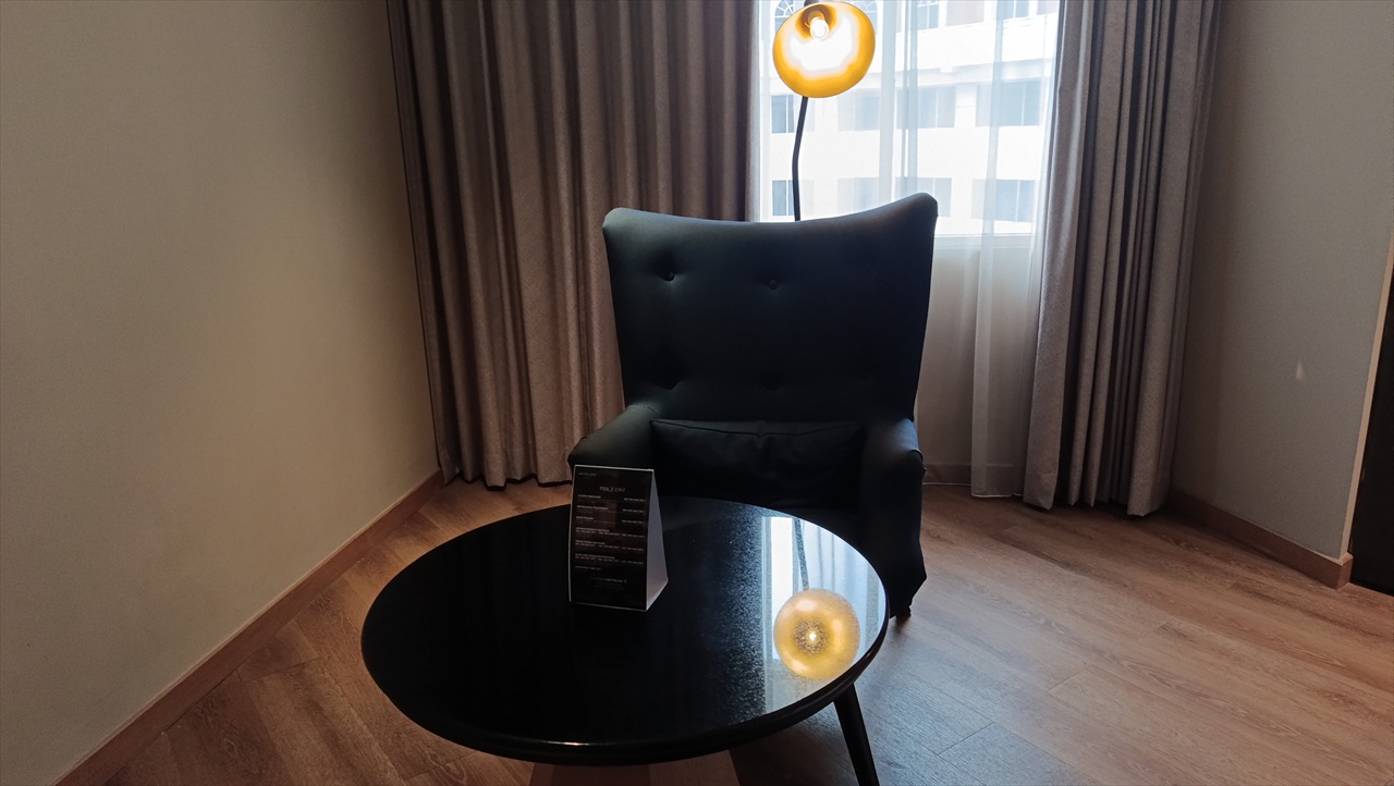 Mercure Jakarta Batavia （椅子＆テーブル）